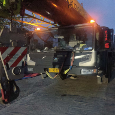 吊车在泥泞场地作业，如何通过铺垫材料保护设备轮胎？​