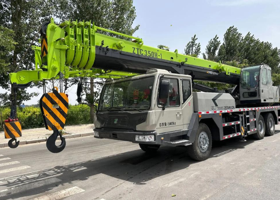 高空广告牌安装需要租用多高作业半径的吊车？-- 梧州东建吊装服务公司