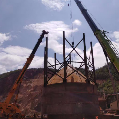 吊车作业后需检查哪些安全防护栏的固定状态？