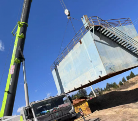 如何确认吊车配重的重量是否符合作业要求？