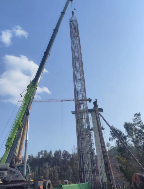 折臂吊出租选对不选贵！楚雄15吨车型高空作业性价比方案-- 楚雄市曹力吊装吊车出租服务公司