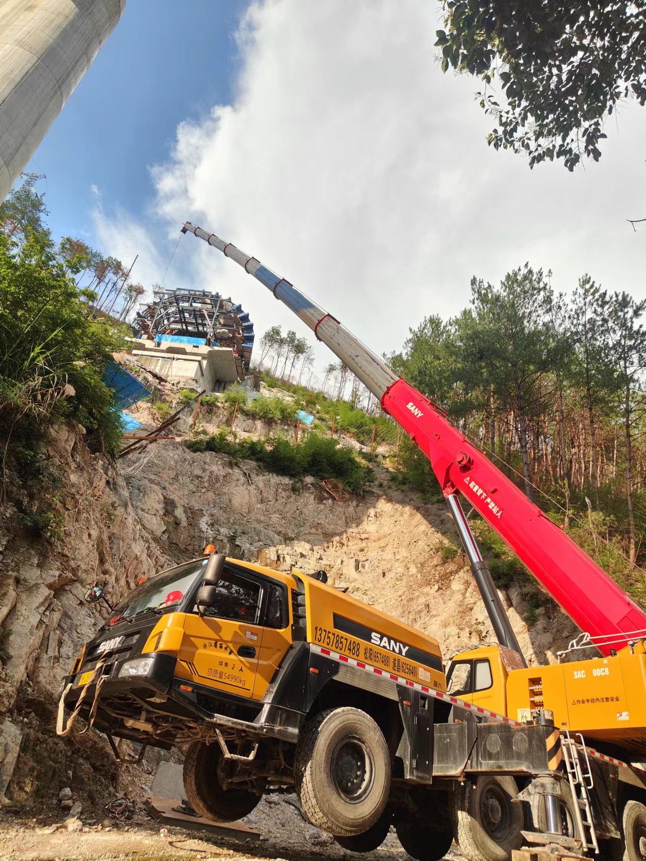 松阳县吊车出租吊装过程中出现设备摇摆怎么办？