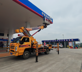 高空作业车在广告牌安装作业中如何精准定位高度？