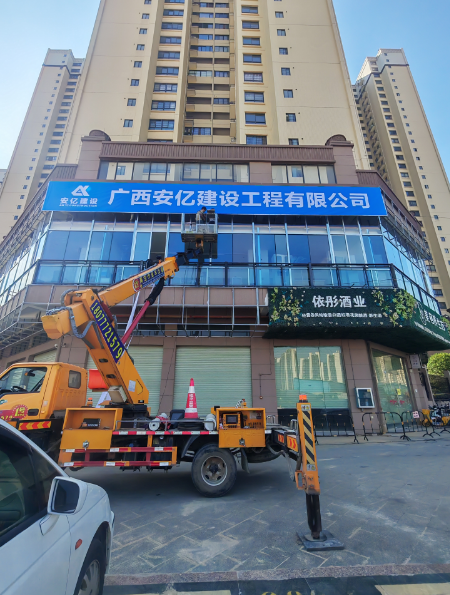 租赁高空车的平台载重能满足多人作业吗？-- 桂平市一号高空车租赁服务中心