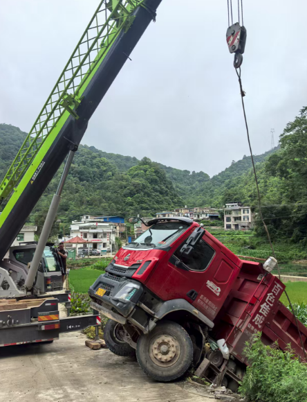 紧急租吊车，富宁吊车出租公司能否 1 小时内派车？-- 砚山县峻铭机械设备租赁服务部