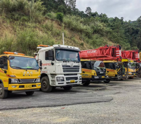 富宁租吊车回转晃，狭小地作业碰撞咋避免？