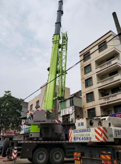 汽车吊类型繁多，如何根据工程需求精准选择？-- 龙南兄弟吊装运输有限公司
