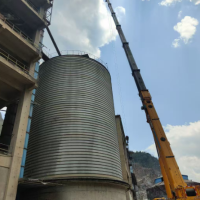 何种类型的吊车更适配山区作业环境？