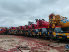 在使用吊车时需要如何操作才能确保工作台面的平稳和坚固？