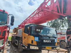 在操作吊车过程中为保证动作规范有哪些信号指挥手势？