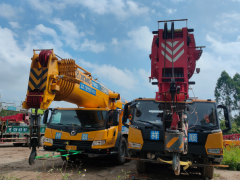 为何吊车出租过程中需要与周围人员和其他设备保持安全距离？