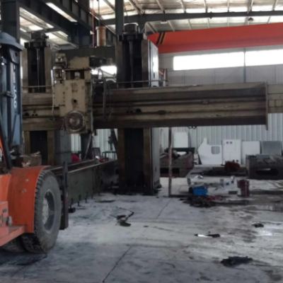 折臂吊出租在狭窄场地施工时，有哪些注意事项？