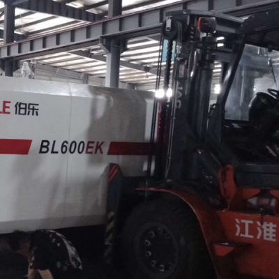 叉车出租与折臂吊出租，哪种更适合灵活多变的工期？