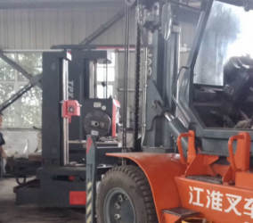 叉车出租服务中，如何平衡设备性能与租赁成本？