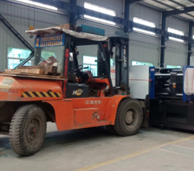 选择折臂吊出租时，需要考虑哪些现场环境因素？