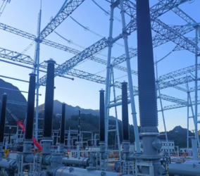 如何确保吊车的吊装作业符合工程标准？