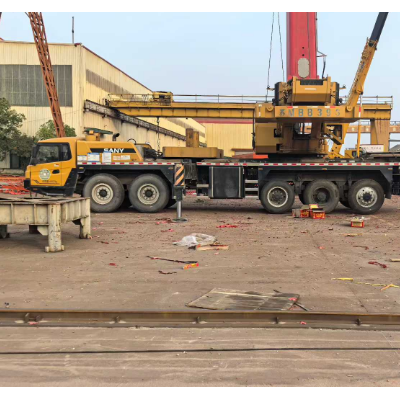 吊车操作人员必须小心驾驶，遵守交通规则和指示。