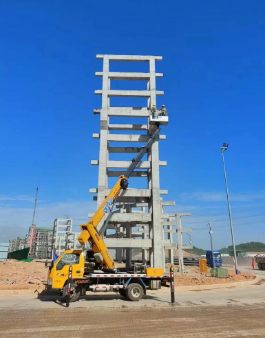 选择高空车出租服务时，如何有效辨别设备的安全性能？