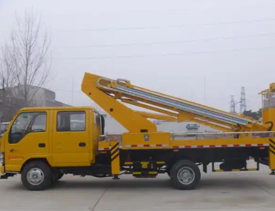 在城市狭窄空间作业时，哪种型号的高空车更具优势？