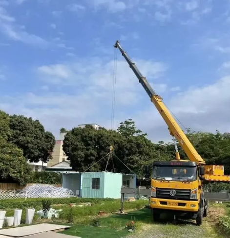 西宁吊车出租公司操作随车吊支腿架应主意那些