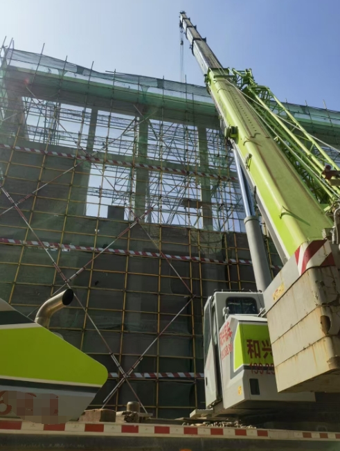 如何评估一个吊装现场是否存在影响吊车稳定性的潜在风险？