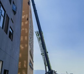 对于需要多台吊车协同作业的项目，协调工作的重点在哪里？