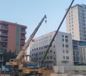 在高压线附近进行吊装，安全距离的设定依据是什么标准？