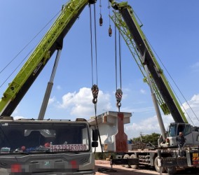 搬运集装箱时，是选择吊车还是正面吊更为经济****？