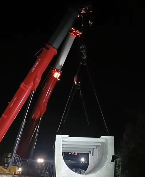 在吊装大型混凝土预制构件时，如何防止构件在空中旋转？