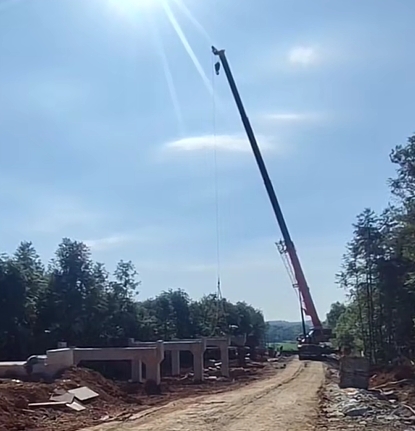 如何查询本地关于大型车辆通行和作业的时间、路线限制规定？