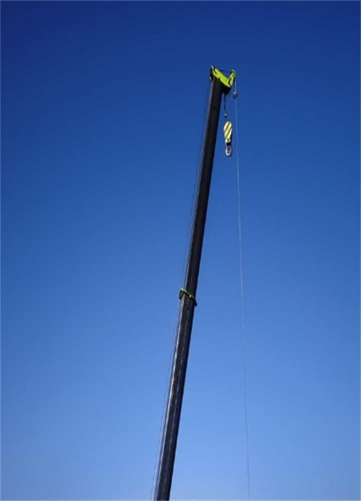 如果吊装作业需要跨越已有的生产线，如何确保下方安全？