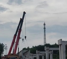 在高原地区租赁和使用吊车，其发动机功率会受什么影响？