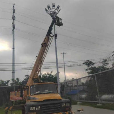 十堰吊车租赁公司谈防止吊车漏油的方法