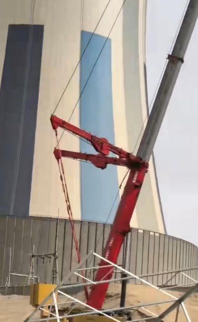 吊装大型储罐时，如何选择吊点以确保罐体不发生永久变形？