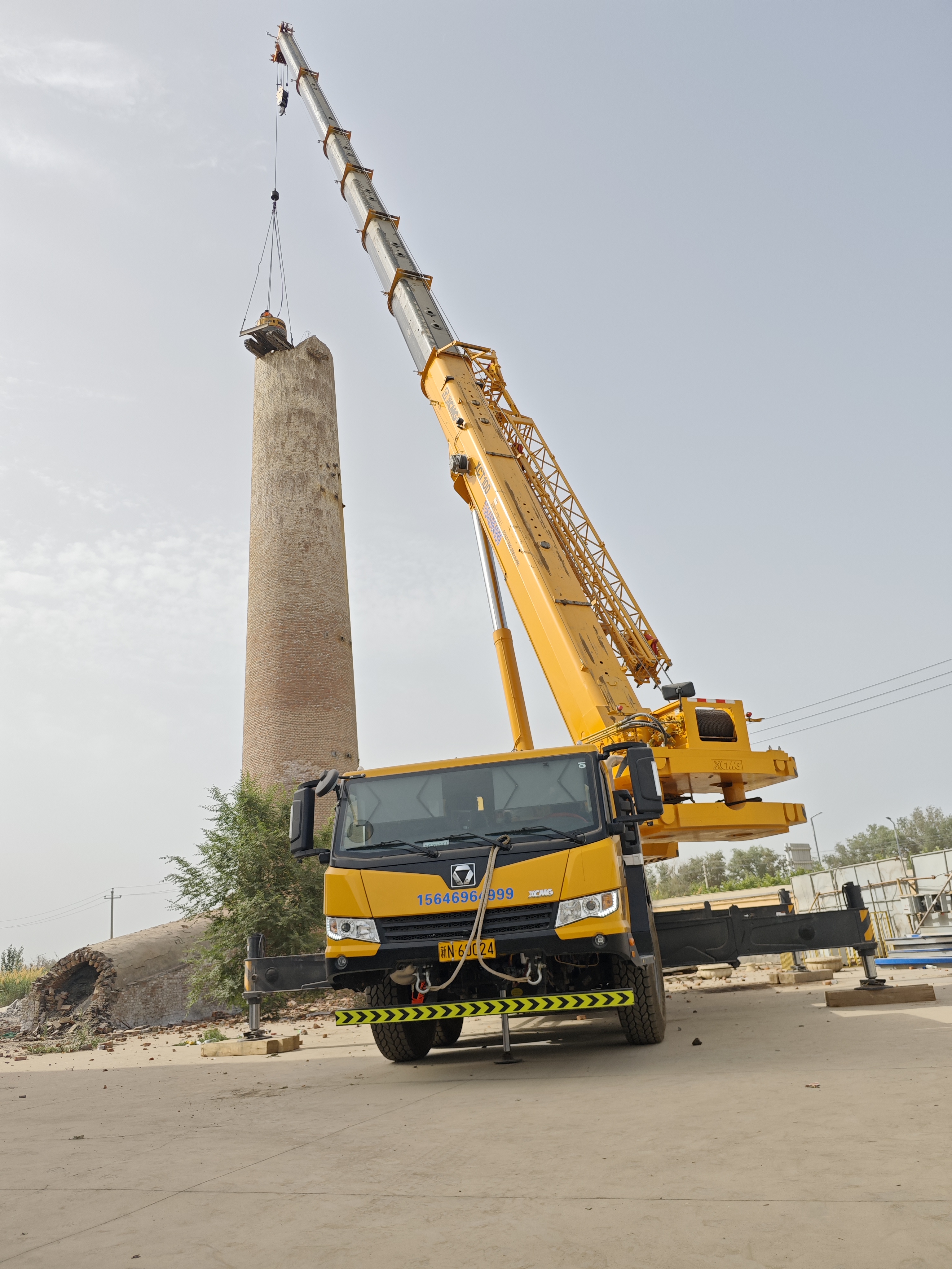 在高温炎热季节作业，如何防止吊车液压系统过热？