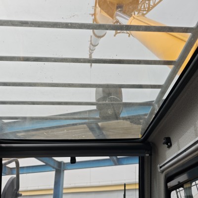 在项目结算时，如何依据合同和现场记录核对吊车的工作台班？