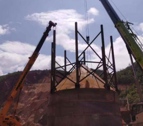 如何利用无人机对复杂的吊装现场进行前期勘察和路径规划？