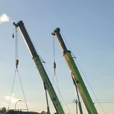 吊车在浮船或浮动平台上作业，其稳定性计算有何特殊性？