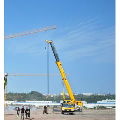 在起吊过程中，如何通过观察吊车支腿下的地面变化判断稳定性？