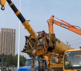 如何为重要的吊装作业，安排具备资质的第三方进行安全监护？