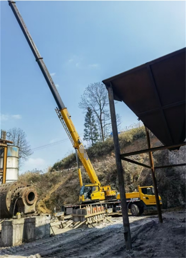 吊装风力发电机的机舱，对吊车的起升高度和精准定位要求。