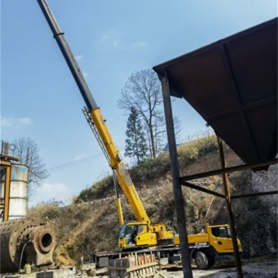 吊装风力发电机的机舱，对吊车的起升高度和精准定位要求。
