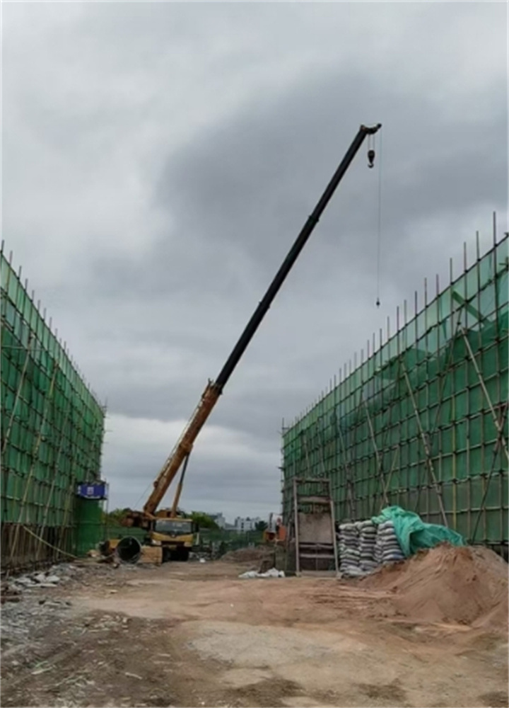 吊车在狭窄的巷道内作业，如何通过后视镜和指挥配合移动？