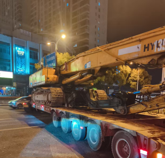 如果货物不均匀分布在叉车上，可能导致哪些危险发生？-- 丹阳市一峰吊车租赁服务部