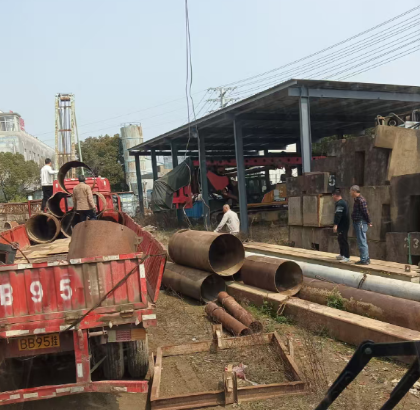 叉车在装卸货物移动时如何防止货物侧翻？-- 丹阳市一峰吊车租赁服务部