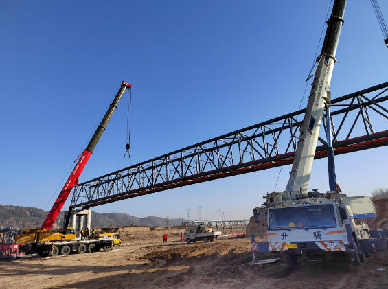 在庆阳，大吨位吊车作业的场地与安全规范是什么？