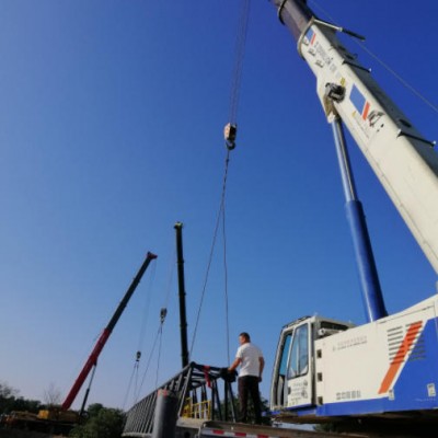 大型吊车在复杂地形中如何保障吊装的精准与安全？