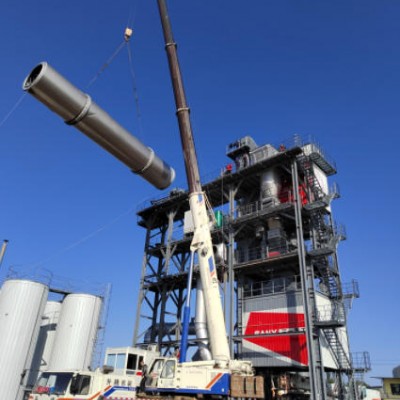 在恶劣天气条件下，吊车吊装作业如何避免风险？