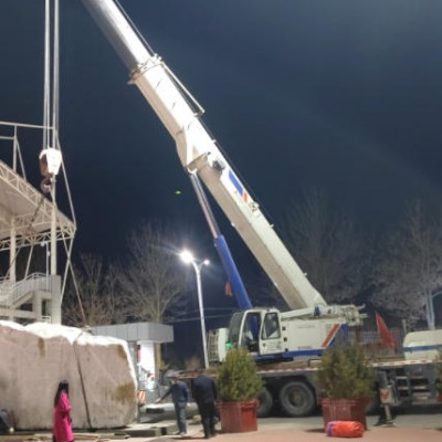 对于特殊形状货物的吊装，吊车应如何调整策略？