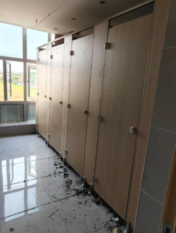 蚌埠办公楼卫生间升级，隔断方案如何平衡预算与效果？